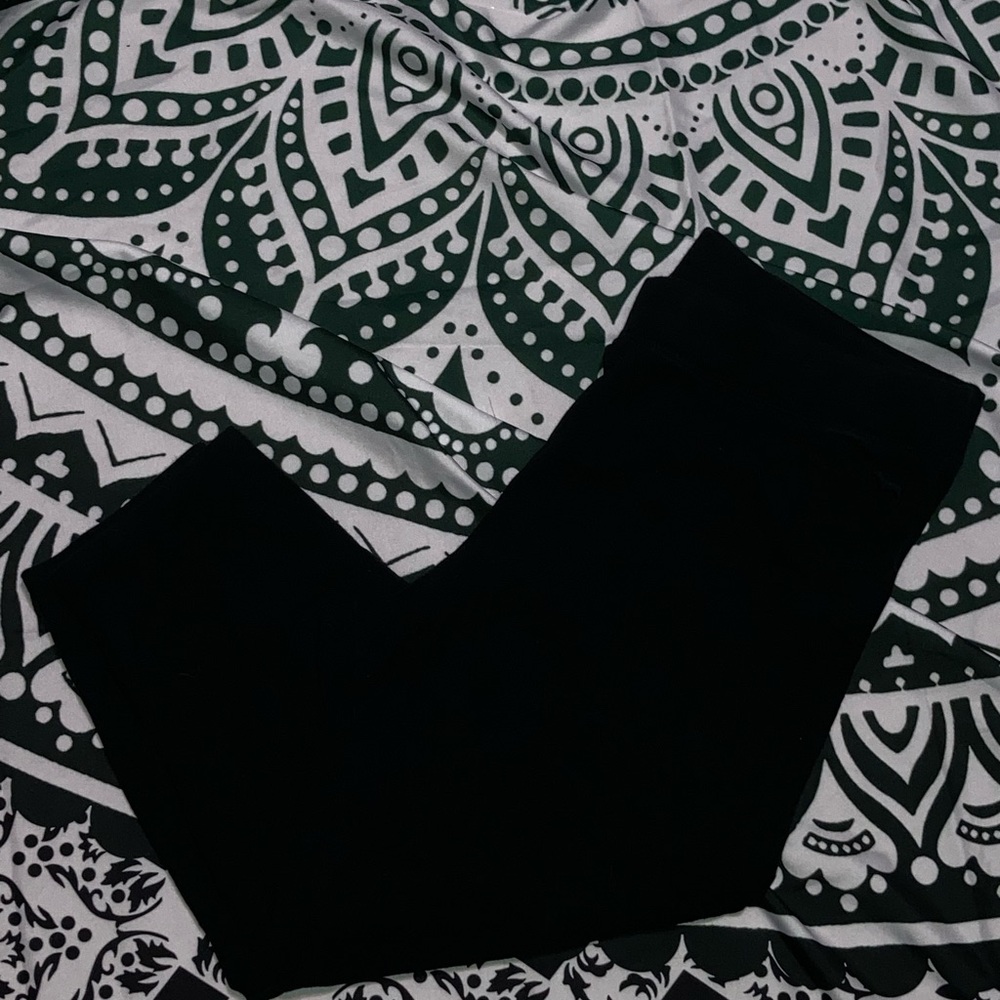 Women’s large pink, Victoria’s Secret Capri leggings, color black
